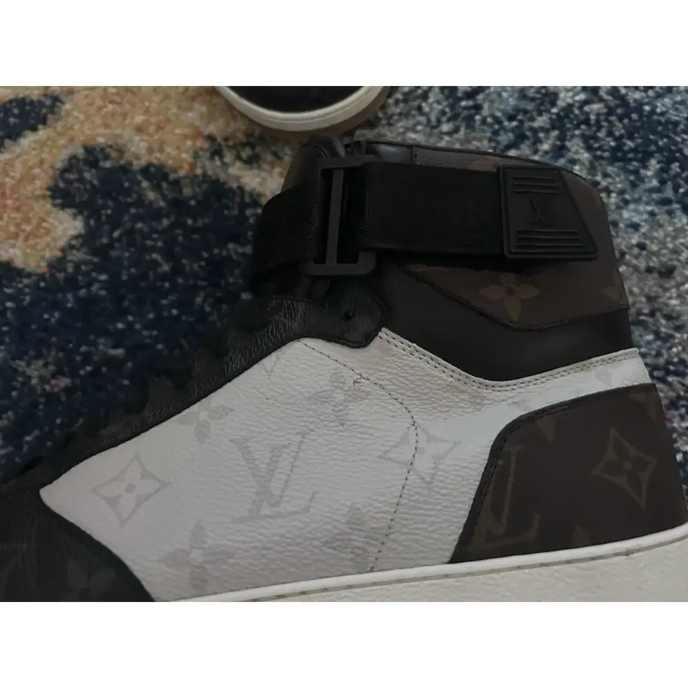 AUTHENTIC LOUIS VUITTON RIVOLI TRIPLE MONOGRAM SNEAKERS LV SZ 9(fits USA 10)